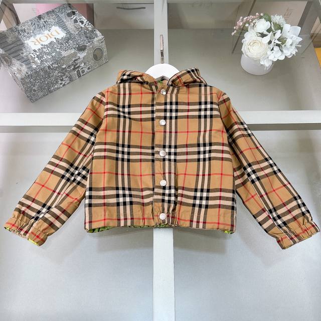 Burberry 巴宝莉，高端童装，男女童双面风衣彩马外套，棉+涤纶面料，上身舒适又好看，码数：100 110 120 130 140 150 160cm