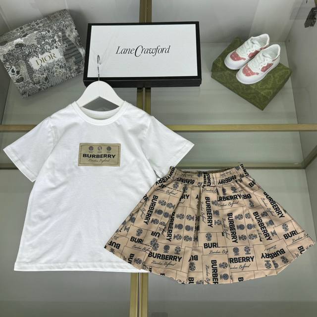 孤品 特价150 ！只有160码一套！现货秒发！Burberry 巴宝莉，高端童装，女童套裙，圆领纯棉基础白T，24新标立体印花，搭配同系列短裙，半裙高密度标