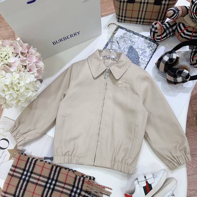 预定4天！ Burberry 巴宝莉，高端童装，男童外套，早秋老干部夹克，领子经典格暗藏玄机，小小刺绣增添了精致感，上身舒适又好看，码数：100 110 120