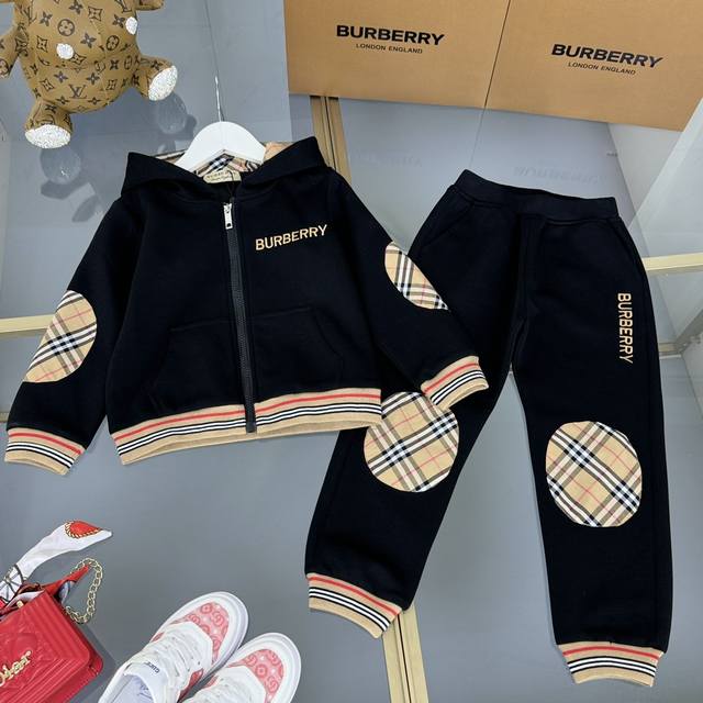 Burberry 巴宝莉，高端童装，男女童连帽套装，纯棉面料，格纹裁片拼接是经典元素，上身舒适又好看，颜色：白色、黑色，码数：110 120 130 140 1