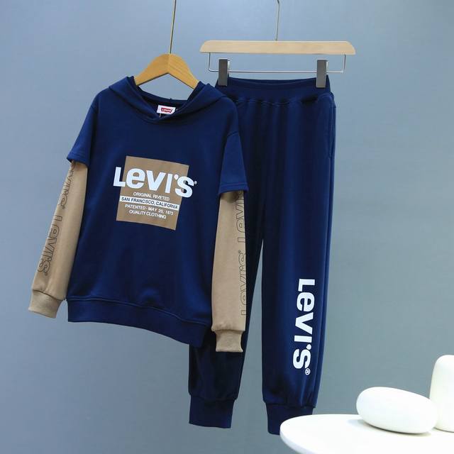 预定5天！ 李维斯LEVI’S 高端童装，男童套装，假两件连帽的设计，袖子和大身撞色的设计，纯棉毛圈面料，300克厚实面料，胸前印花和撞色的设计，上身舒适又好看 - 点击图像关闭