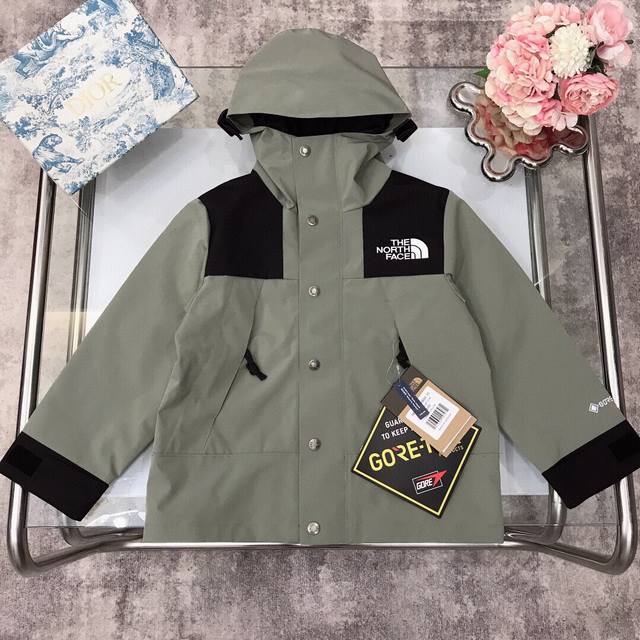 冲锋衣外套 Size：110-120-130-140-150-160 长期有货 The North Face 北面儿童防风防水冲锋衣 连帽款的直筒设计高科技面料