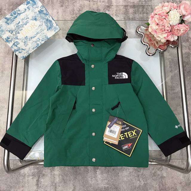 冲锋衣外套 Size：110-120-130-140-150-160 长期有货 The North Face 北面儿童防风防水冲锋衣 连帽款的直筒设计高科技面料