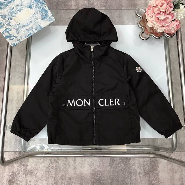 Size：110-150 Moncle* Mc早秋连帽风衣外套 字母logo印花 袖子侧边小圆标标志 采用户外防风风衣面料，透气性好 独特设计风格，复刻logo