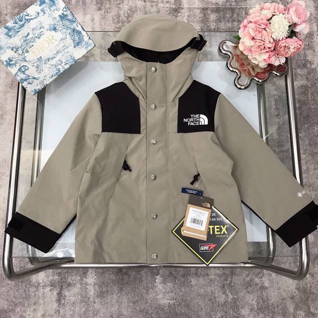 冲锋衣外套 Size：110-120-130-140-150-160 长期有货 The North Face 北面儿童防风防水冲锋衣 连帽款的直筒设计高科技面料