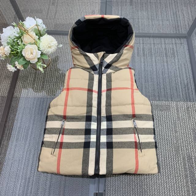 Burberry 巴宝莉，高端童装，男女童羽绒马甲外套，连帽格纹羽绒双面穿背心马甲，填充90%白鸭绒，双面磨毛羽绒马甲，经典格纹设计，上身舒适又好看，码数：10