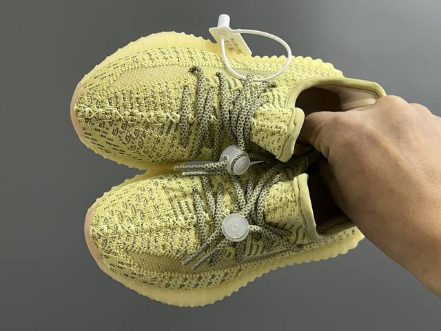 专g版椰子350V2真爆鞋带扣儿童一脚蹬运动鞋 Size：24-35码 专柜版来咯 真爆米花系列脚感超级棒 软弹效果一绝 针织鞋面，透气舒适好打理 鞋带扣设计，