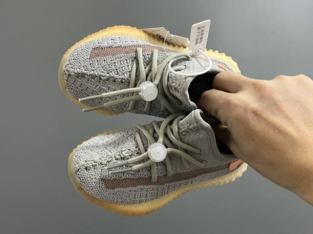 专g版椰子350V2真爆鞋带扣儿童一脚蹬运动鞋 Size：24-35码 专柜版来咯 真爆米花系列脚感超级棒 软弹效果一绝 针织鞋面，透气舒适好打理 鞋带扣设计，