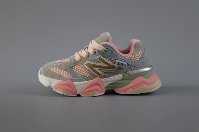 新百伦 New Balance Nb9060童鞋26-37 海外版配色不仅显档次，鞋子也更轻盈时尚大气的外观设计，学生必入的百搭童鞋款