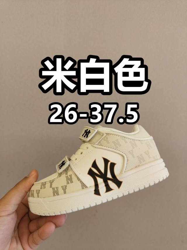 M家经典队标双魔术贴+松紧带儿童老爹鞋 Size：26-37.5码 Mlb新款队标 老爹款式设计，超级好看 网面拼接鞋面，透气舒适 魔术贴设计穿脱方便 耐磨防滑