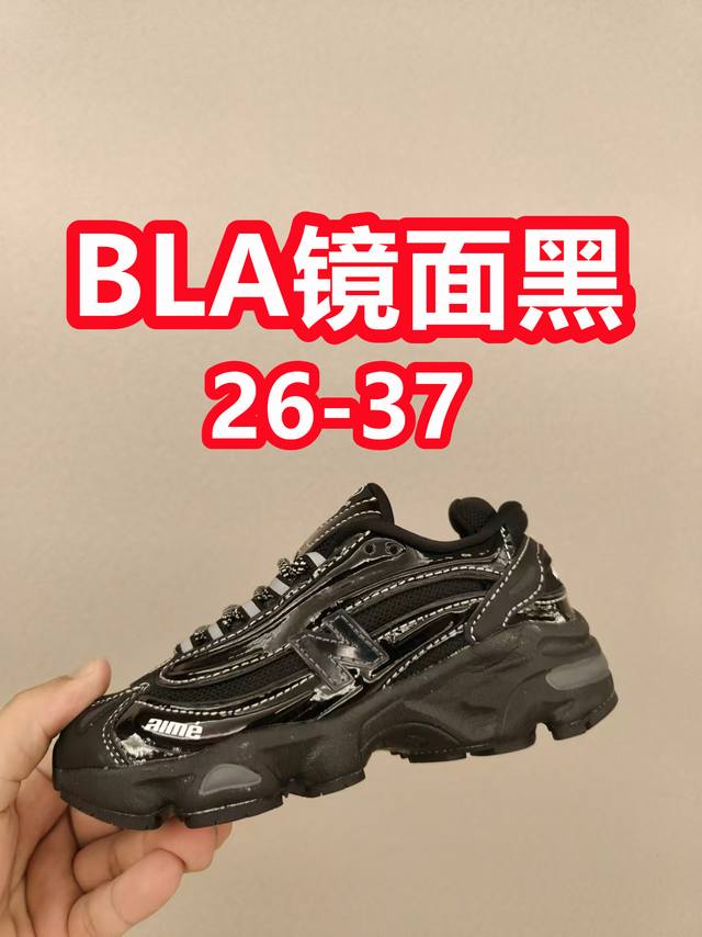 新款新款，复古款儿童鞋 全网首发 Size:26-37 作为官方最新最热门的款式，nb 0真的是一鞋难求采用有张力的线条，和不同材质的拼接使用，让整体凸显未来的