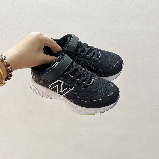 Nb860魔术贴儿童运动鞋 Size:26-37码 当孩子们迈出第一步，每一步都充满期待与挑战，一双合适的运动鞋显得尤为重要。而今天我们要介绍的，就是这款令人惊