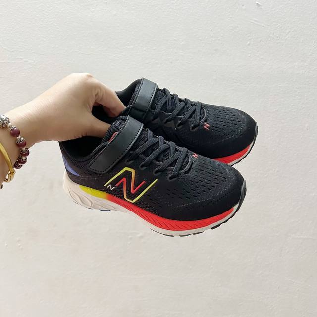 Nb860魔术贴儿童运动鞋 Size:26-37码 当孩子们迈出第一步，每一步都充满期待与挑战，一双合适的运动鞋显得尤为重要。而今天我们要介绍的，就是这款令人惊