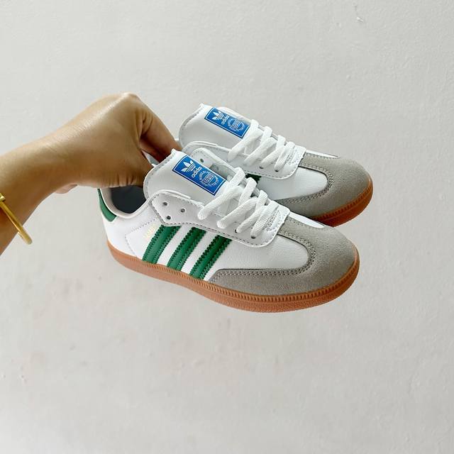 Adidas德训儿童板鞋 Size:24-35码 全网的爆炸款 被问疯的儿童德训鞋！！舒适百搭天花板可盐可甜的潮流气息，看上直接打包带走！ 这双鞋请务必收下！时