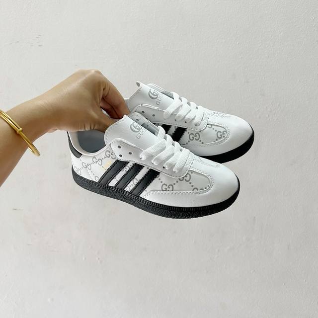 Adidas德训儿童板鞋 Size:24-35码 全网的爆炸款 被问疯的儿童德训鞋！！舒适百搭天花板可盐可甜的潮流气息，看上直接打包带走！ 这双鞋请务必收下！时