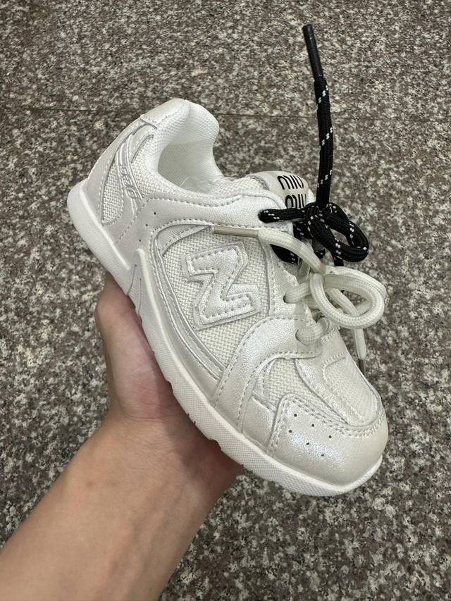 Nb530Miumiu联名童鞋 复古德训鞋 尺码26–37码 优质尼龙材料牛皮拼接，透气又舒适橡胶耐磨防滑大底