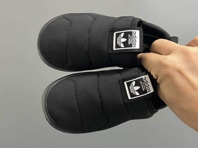 A家360度面包绒儿童一脚蹬运动鞋 Size：22-35码 经典adidas面包一脚蹬系列 耐磨防滑大底，脚感超赞 内里绒布填充，保暖又舒适