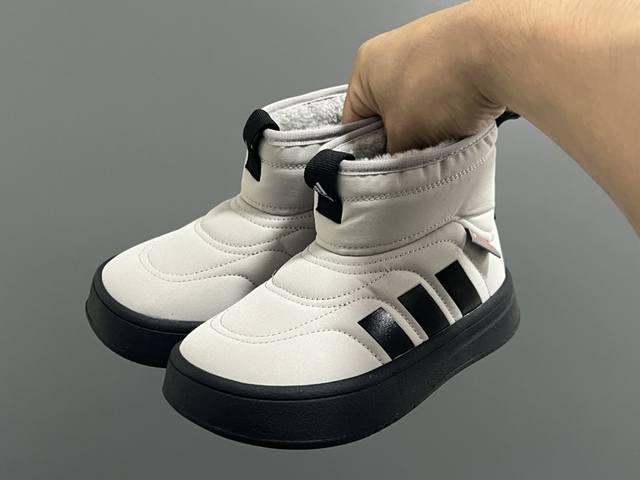 A家秋冬新款adipuff中帮儿童面包棉鞋 Size：28-37码 经典adidas系列 内里加绒，保暖又舒适 舒适面料，柔软又不失时尚 耐磨防滑大底，脚感不言