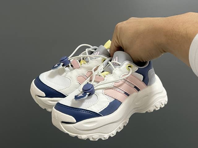 A家新款松紧扣儿童老爹运动鞋 Size：24-37码 经典adidas老爹款 松紧扣设计，穿脱方便 优质皮料拼接，质感满满 橡胶耐磨防滑大底，脚感不言而喻