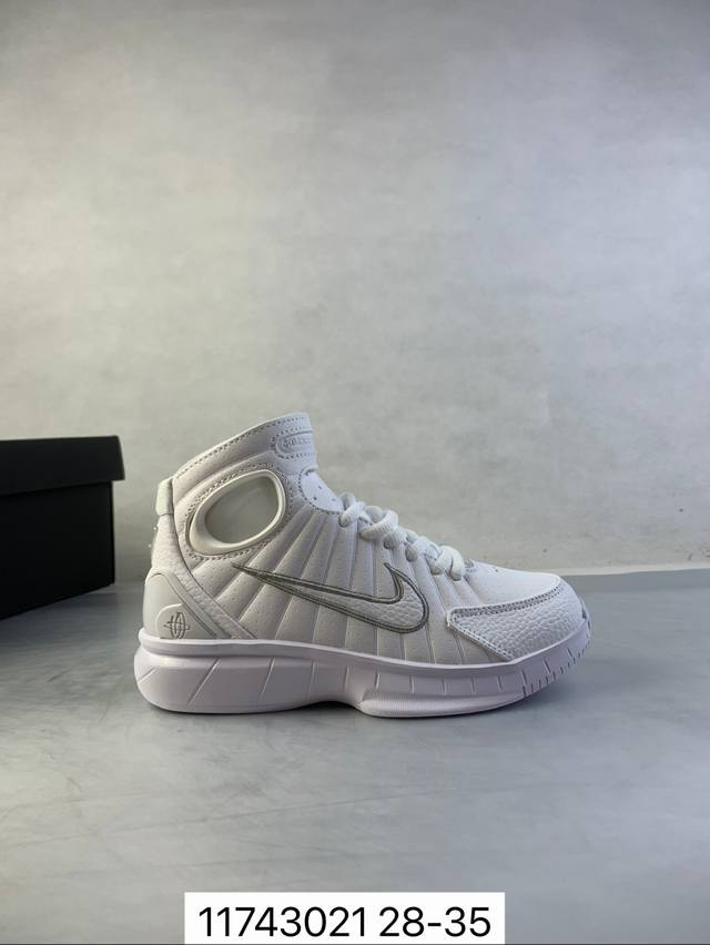 童鞋nike Air Zoom Huarache 2K4 的经典外观和科技配备都使其成为了科比战靴的最好起点，同时也造就了一款优秀的实战球鞋。高帮鞋身设计，前后