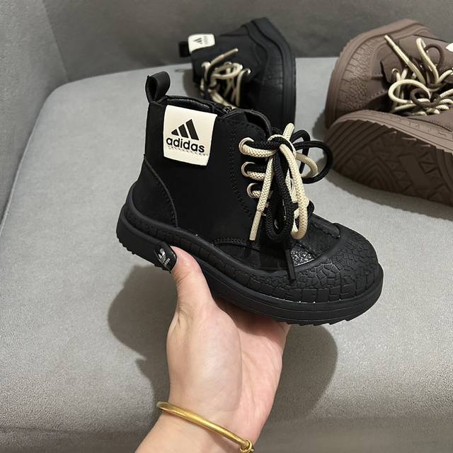 Ad皮面拉链款靴子26-37码 Adidas作为运动时尚界的领军者，这款高邦靴子，鞋面采用柔软舒适的材质，既保暖又透气，让孩子的每一步都自在如风。