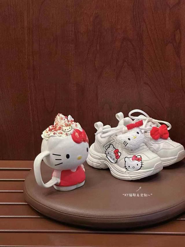 正品潮牌Size联名Hello Kitty童鞋28-37 潮牌联名也太可爱了吧不仅鞋身上有超可爱的Hello Kitty，鞋带上还有可拆卸的Kitty小玩偶，谁