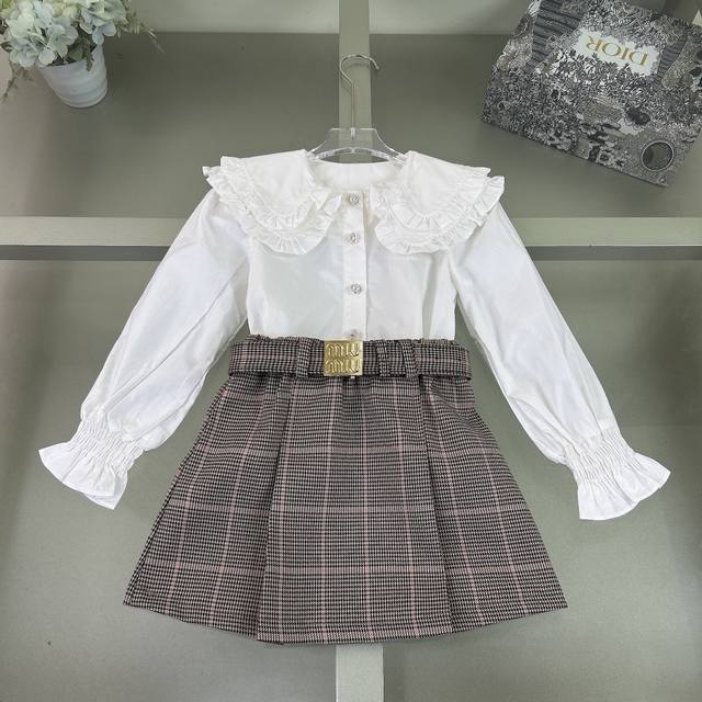 现货，出货三标齐全 尺码：100-150Cm 一套无折 2025夏款新款上新...Miumiu家新品套裙 现货供应时尚经典 100%纯棉材质 新款大花边衬衣+百