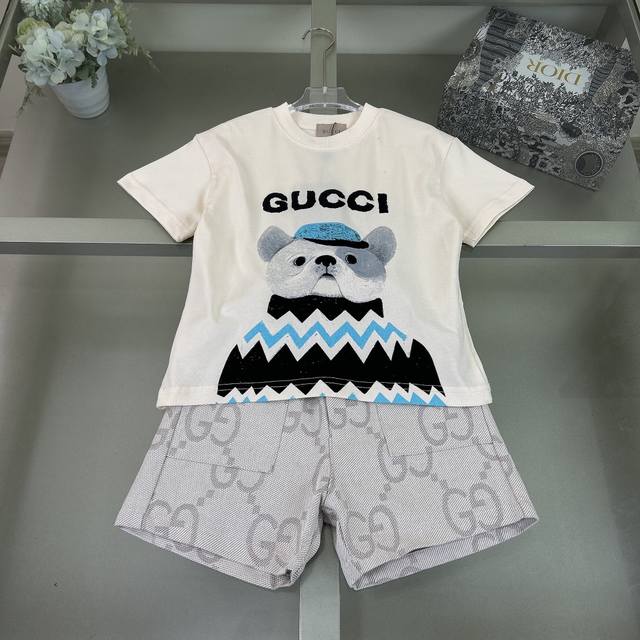 现货，出货三标齐全 尺码：100-150Cm 一套无折 88 无折单上衣 无折单裤子 Gucci 古奇 2025早春童装新款短袖 小狗印花植绒发泡工艺T恤 原版