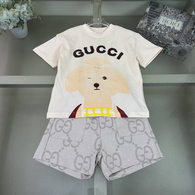 现货，出货三标齐全 尺码：100-150Cm 一套无折 88 无折单上衣 无折单裤子 Gucci 古奇 2025早春童装新款短袖 小狗印花植绒发泡工艺T恤 原版