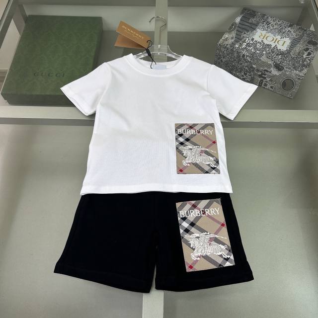 现貨 尺码：100-150Cm 一套 单拿衣服 88裤子 98 Bbr2025/Ss 全新Logo印花 圆领短袖T恤 新款 精梳棉面料亲肤透爽 上身舒适透气又高 - 点击图像关闭