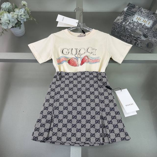 Gucci 古驰，高端童装，女童套裙，字母印短T，精致款贝壳纽扣Logo刻字，短裙提花牛仔短裙，上身舒适又好看，码数：100/110/120/130/140/1