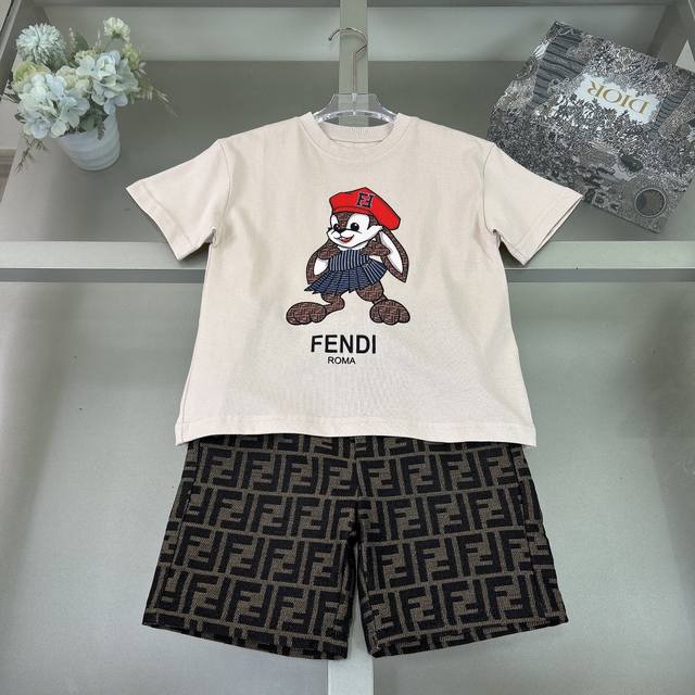 Fendi 芬迪，高端童装，男女童套装，兔子植绒印花T恤搭配短裤，颜色：白色 卡其色，上身舒适又好看，码数：100/110/120/130/140/150Cm - 点击图像关闭