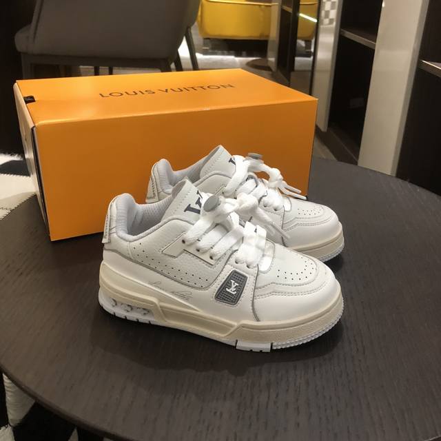 预定4天！ Lv路易威登高端童装，男女童鞋，Louis Vuitton Trainer Sneaker Low休闲运动文化百搭篮球板，上脚舒适又好看，码数：26