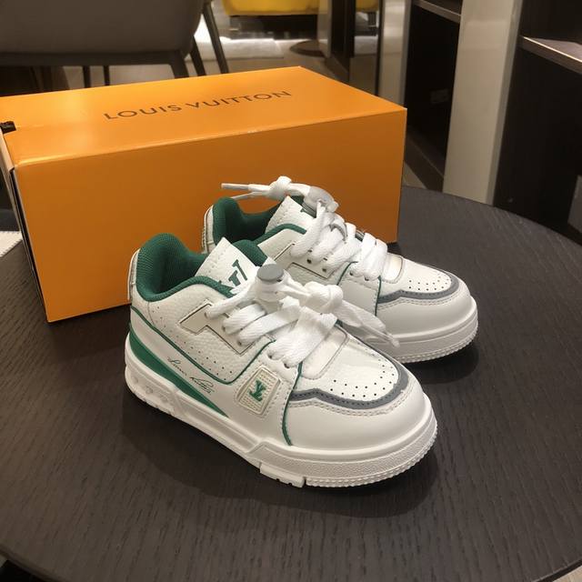 预定4天！ Lv路易威登高端童装，男女童鞋，Louis Vuitton Trainer Sneaker Low休闲运动文化百搭篮球板，上脚舒适又好看，码数：26