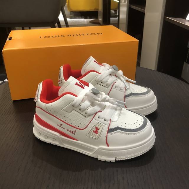 预定4天！ Lv路易威登高端童装，男女童鞋，Louis Vuitton Trainer Sneaker Low休闲运动文化百搭篮球板，上脚舒适又好看，码数：26 - 点击图像关闭