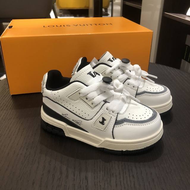 预定4天！ Lv路易威登高端童装，男女童鞋，Louis Vuitton Trainer Sneaker Low休闲运动文化百搭篮球板，上脚舒适又好看，码数：26