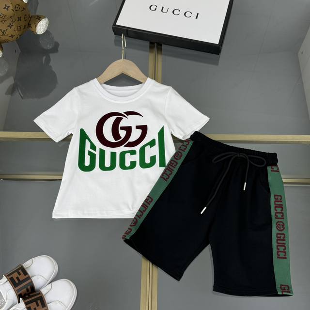 Gucci 古驰，高端童装，男女童套装，“双G”立体印花 标识字母，搭配收腰短裤，“双G”定制织带拼接，上身舒适又好看，码数：110/120/130/140/1 - 点击图像关闭