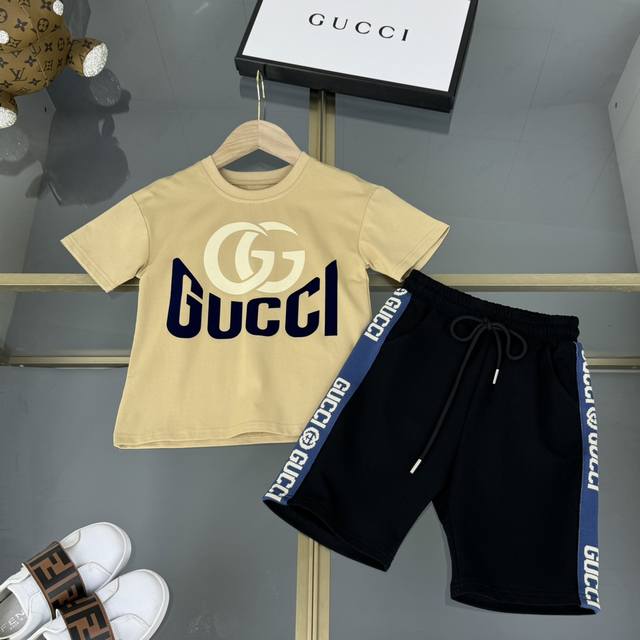 Gucci 古驰，高端童装，男女童套装，“双G”立体印花 标识字母，搭配收腰短裤，“双G”定制织带拼接，上身舒适又好看，码数：110/120/130/140/1