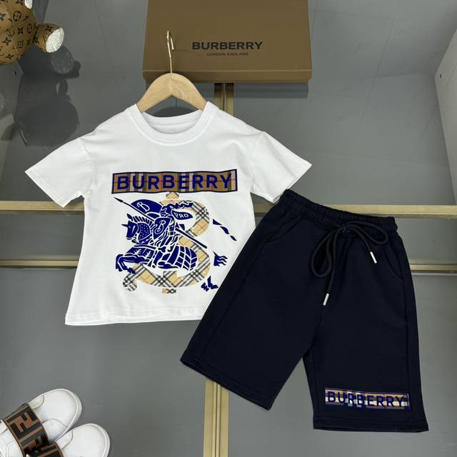 Burberry 巴宝莉，高端童装，男女童套装， T恤纯棉面料，战马印花标识字母印花，搭配同系列毛圈短裤，上身舒适又好看，码数：110/120/130/140/