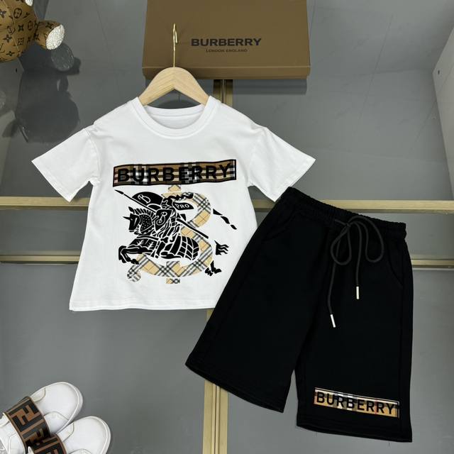 Burberry 巴宝莉，高端童装，男女童套装， T恤纯棉面料，战马印花标识字母印花，搭配同系列毛圈短裤，上身舒适又好看，码数：110/120/130/140/