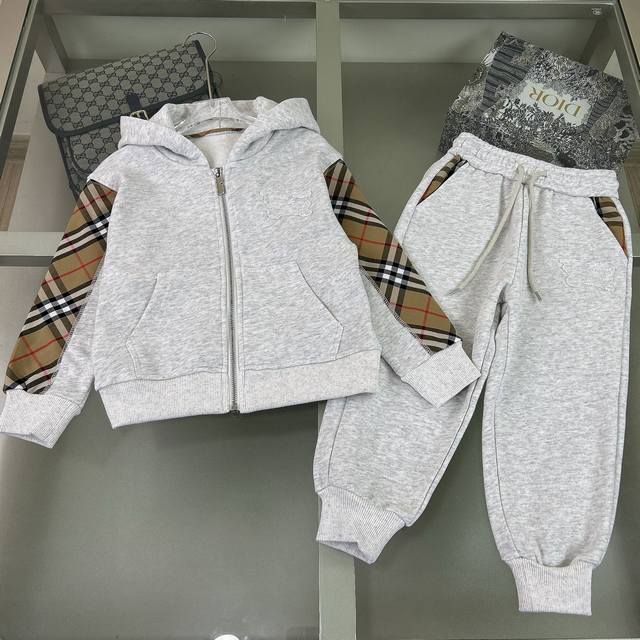 预定4天！ Burberry 巴宝莉，高端童装，男女童套装，纯棉面料，上衣侧边格纹拼接设计，上身舒适又好看，码数：100/110/120/130/140/150