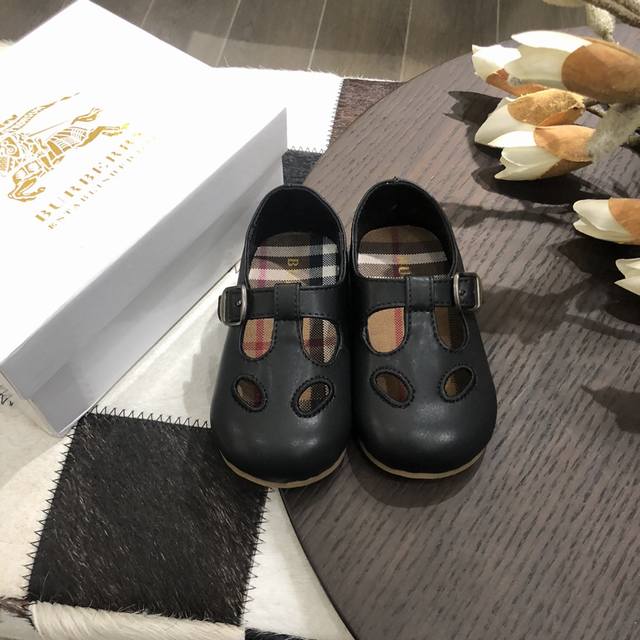 码数 20-25（12.5Cm-15.5Cm） 上新 Burberry 巴宝莉 限定系列 女童公主鞋 经典全面印花Logo工艺 上脚超Q. 经典格子纹 黑色皮配