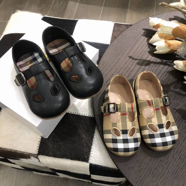 码数 20-25（12.5Cm-15.5Cm） 上新 Burberry 巴宝莉 限定系列 女童公主鞋 经典全面印花Logo工艺 上脚超Q. 经典格子纹 黑色皮配