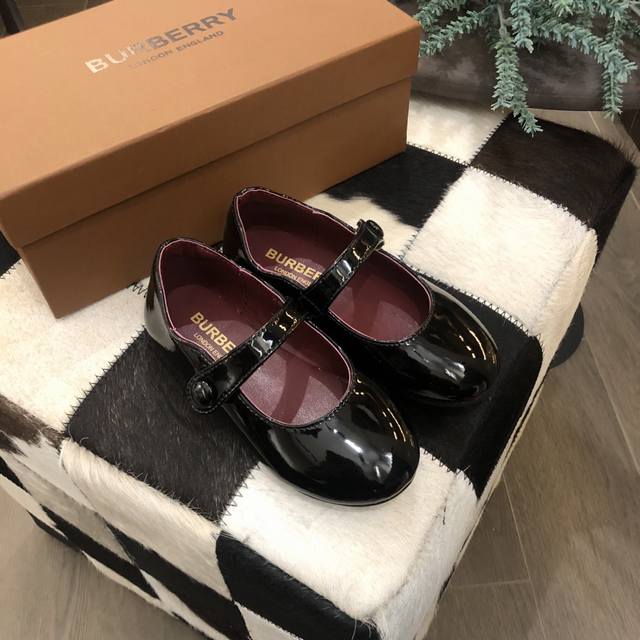 码数 26-35 上新 Burberry 巴宝莉 限定系列 女童公主鞋 经典全面印花Logo工艺 蝴蝶结搭配 上脚超Q. 经典格子纹 黑色皮配格子垫脚 超百搭