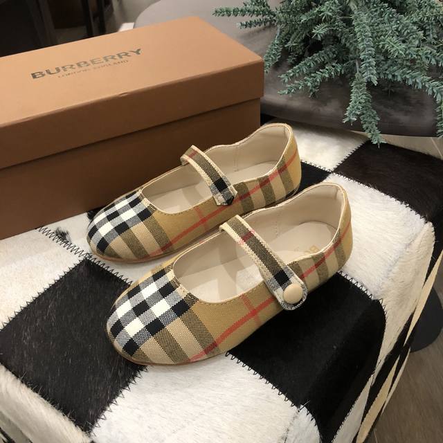 上新 24Ss Burberry 巴宝莉 限定系列 女童公主鞋 经典全面印花Logo工艺 上脚超Q. 经典格子纹 黑色皮配 垫脚 超百搭 首单首发码数26 27 - 点击图像关闭