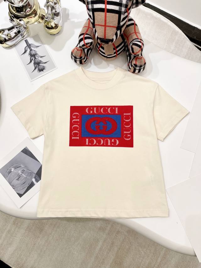 Hy上新 无折 出货三标齐全 Gucci 古奇 2025夏季童装新款短袖 植绒印花工艺T恤 原版品质 230G重磅面料 认准高品质 男童女童同款 颜色：米黄色